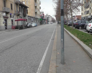 Ciclista urtato da auto in via Cigna: è grave, strada pericolosa?